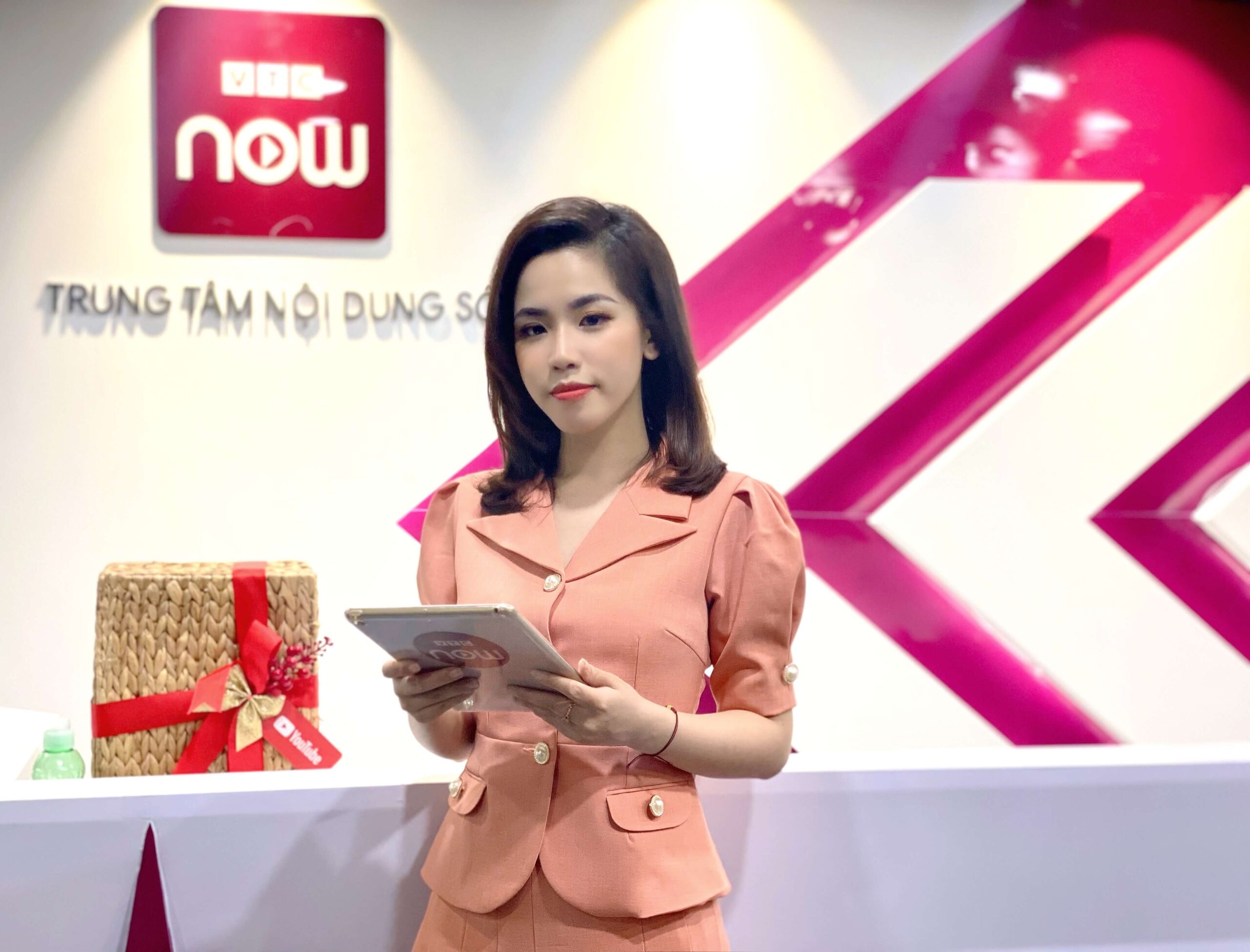 mc Hồng Quyên trên sóng VTC Now