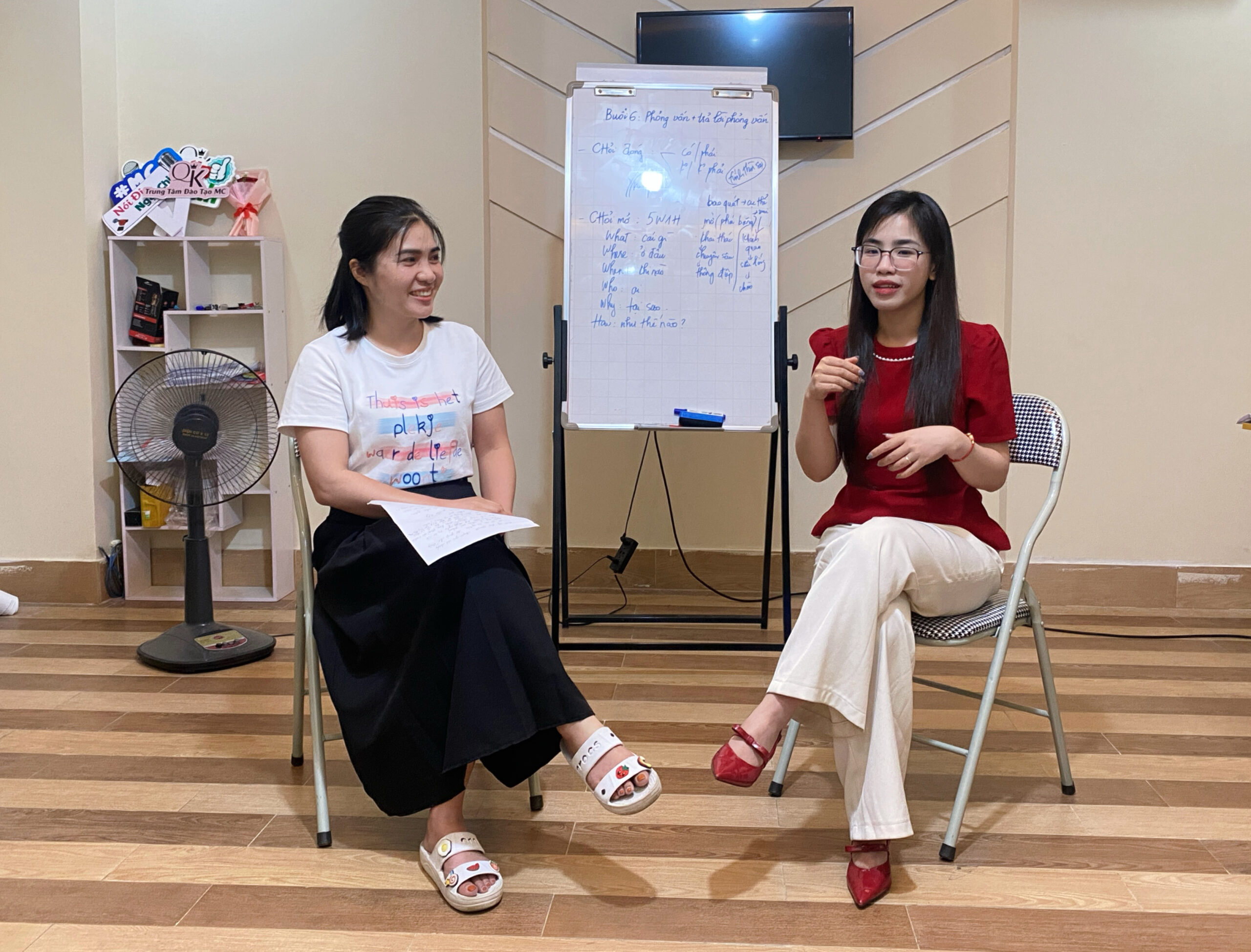Giảng viên Hồng Quyên và học viên thực hành phỏng vấn và trả lời phỏng vấn trong lớp học