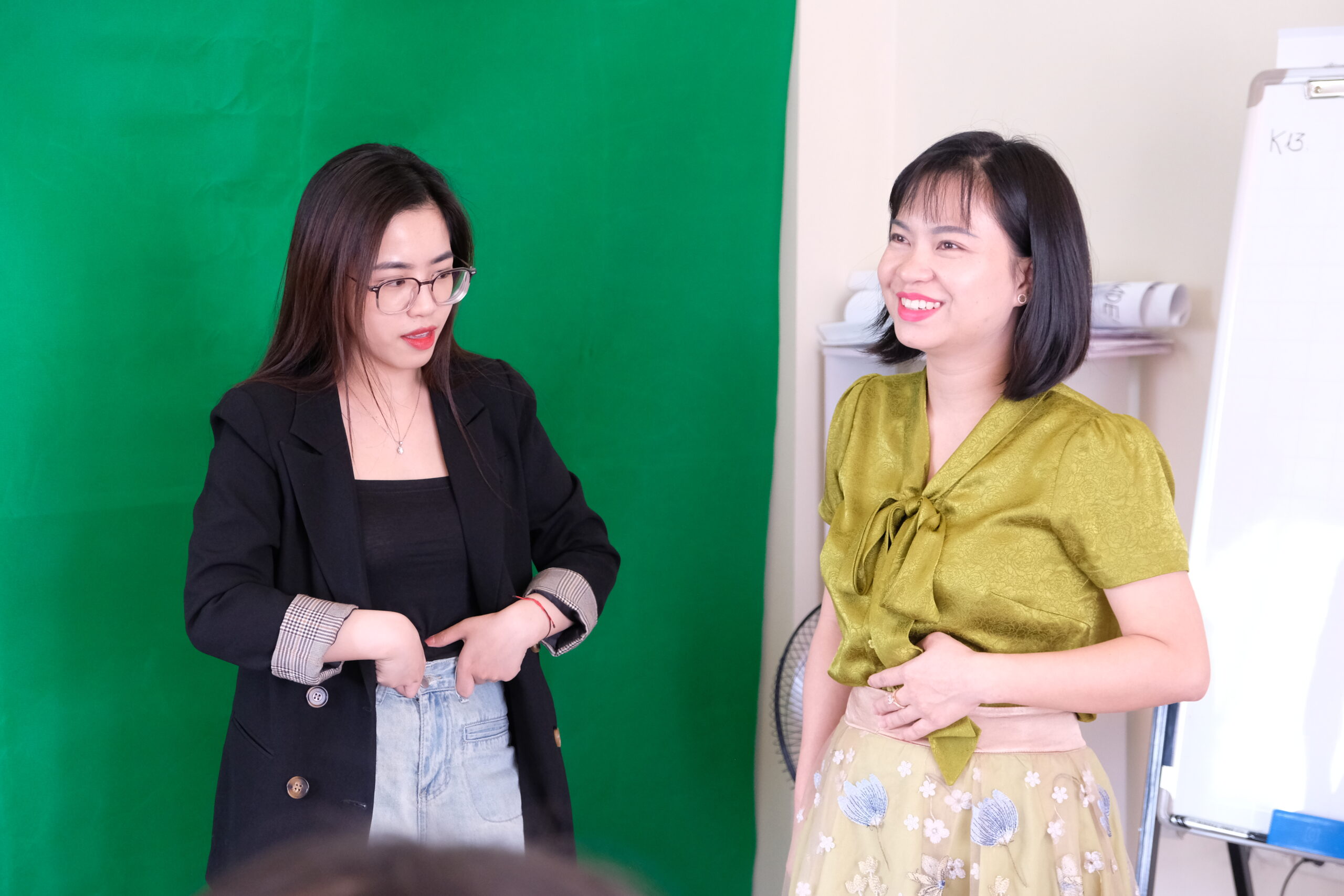 Giảng viên và học viên thực hành luyện nói trong lớp