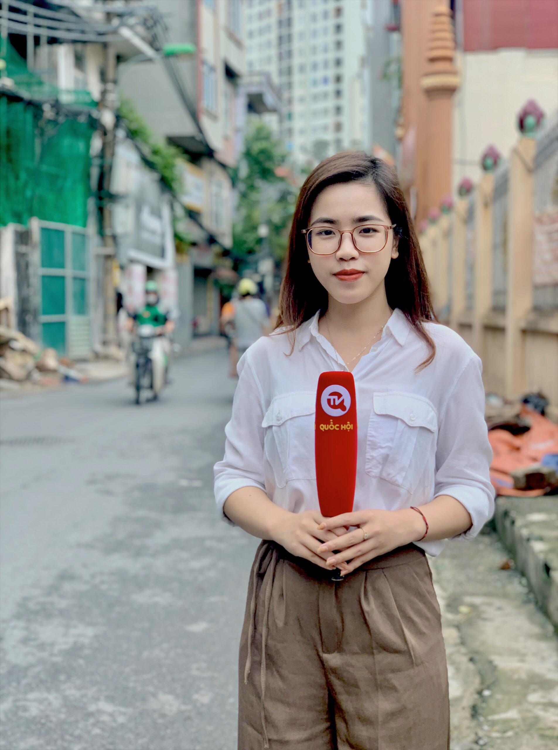 MC chuyên nghiệp Hồng Quyên dẫn phóng sự