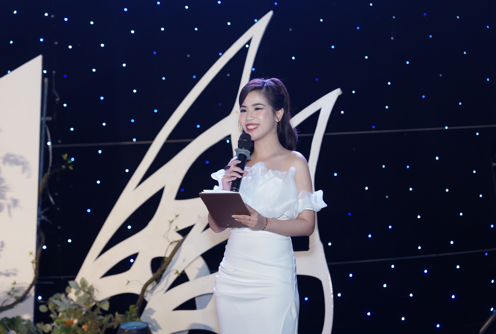 Giảng viên Hồng Quyên trên sân khấu