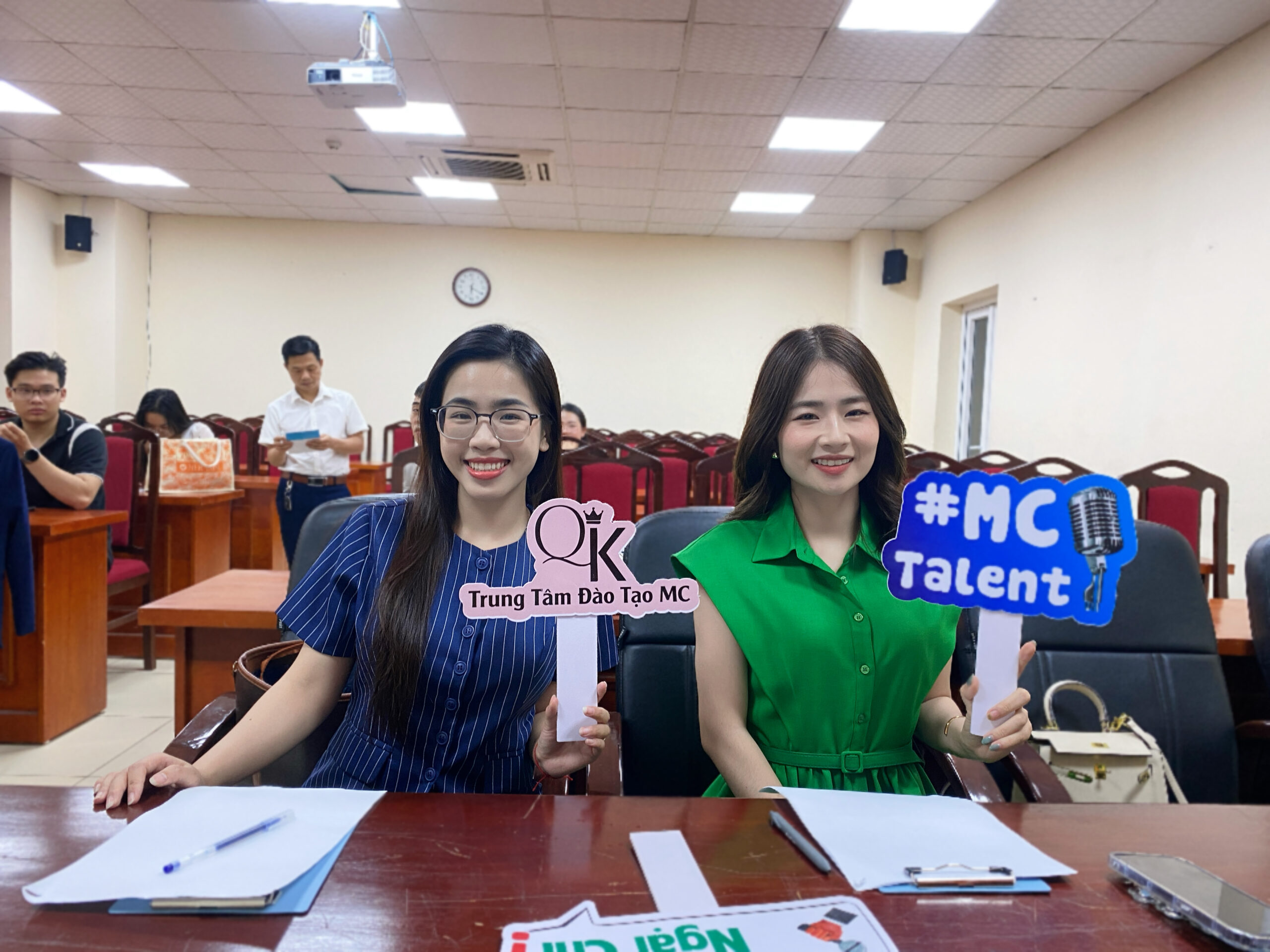 Giảng viên Hồng Quyên và MC Bùi Phương Thảo trong lễ tổng kết
