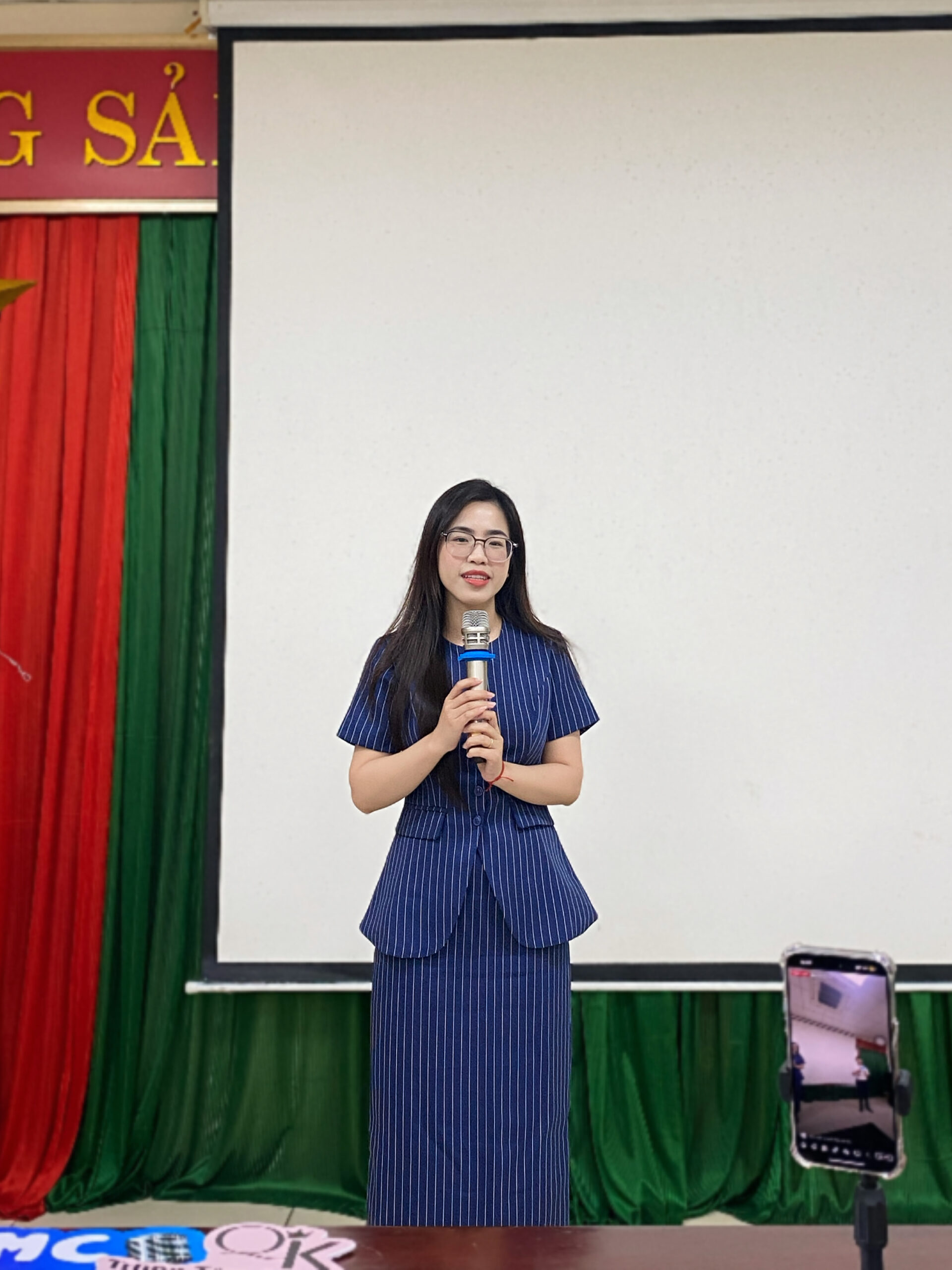 Giảng viên Hồng Quyên thuyết trình