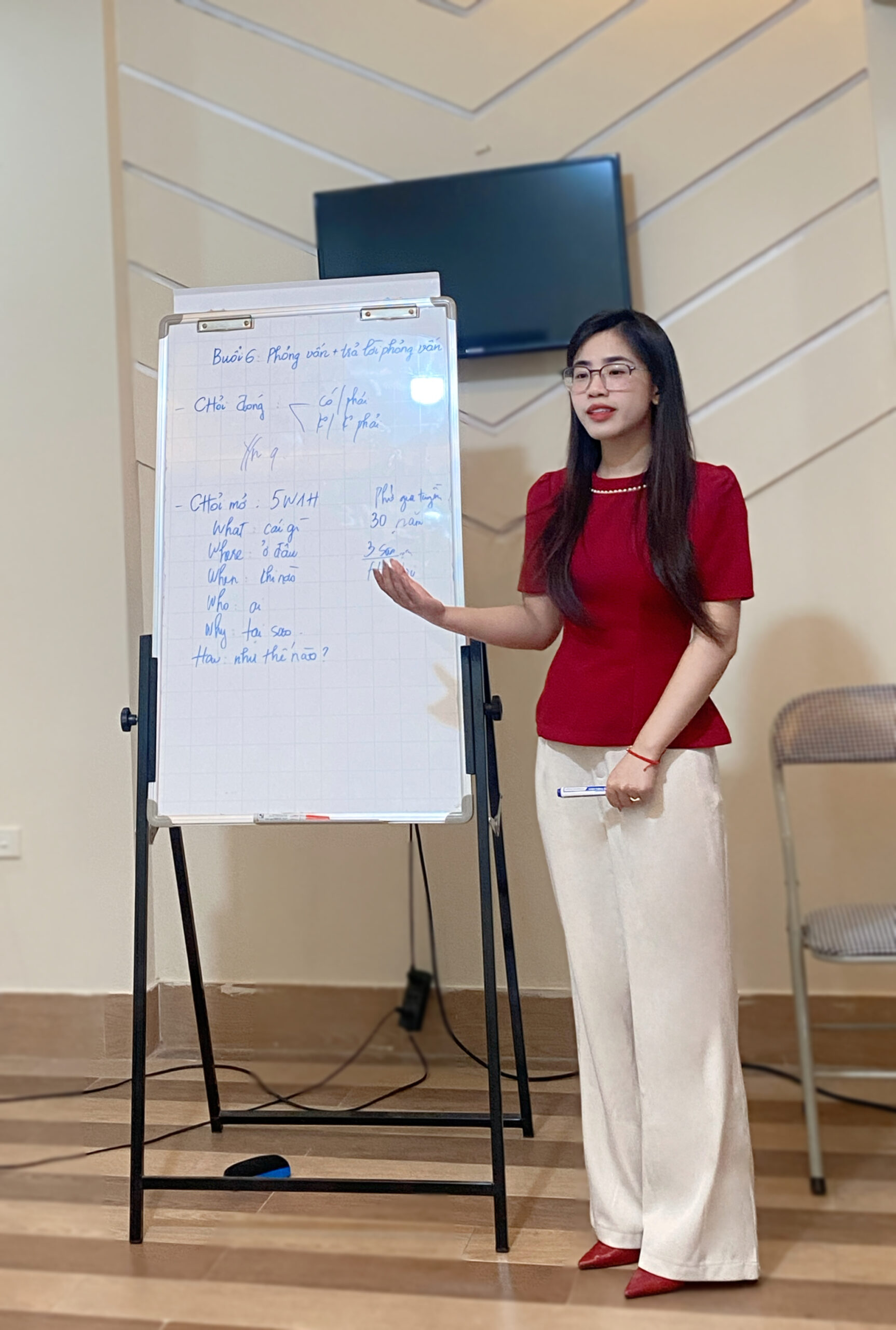 Giảng viên Hồng Quyên hướng dẫn phỏng vấn và trả lời phỏng vấn