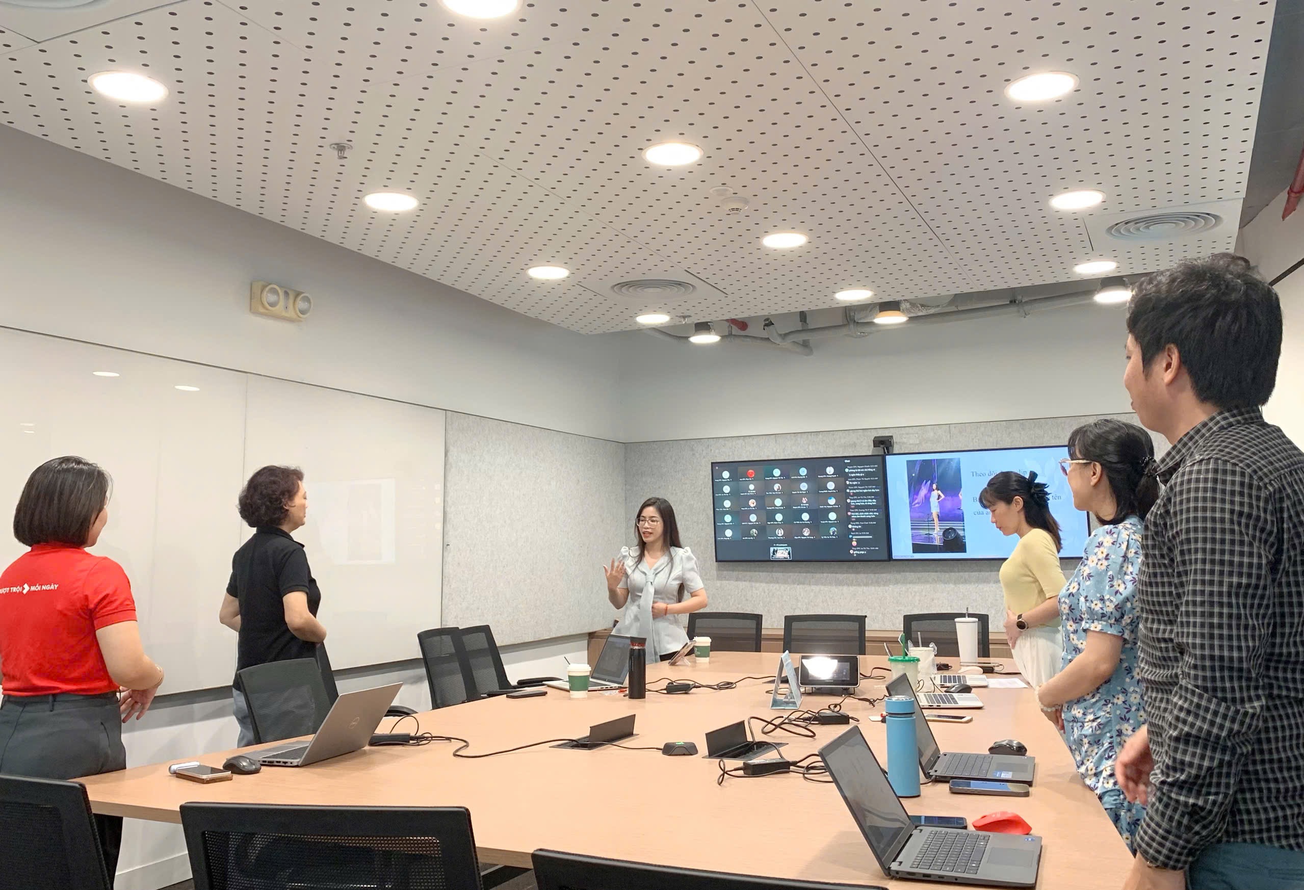 Giảng viên Hồng Quyên đào tạo giọng nói tại Techcombank