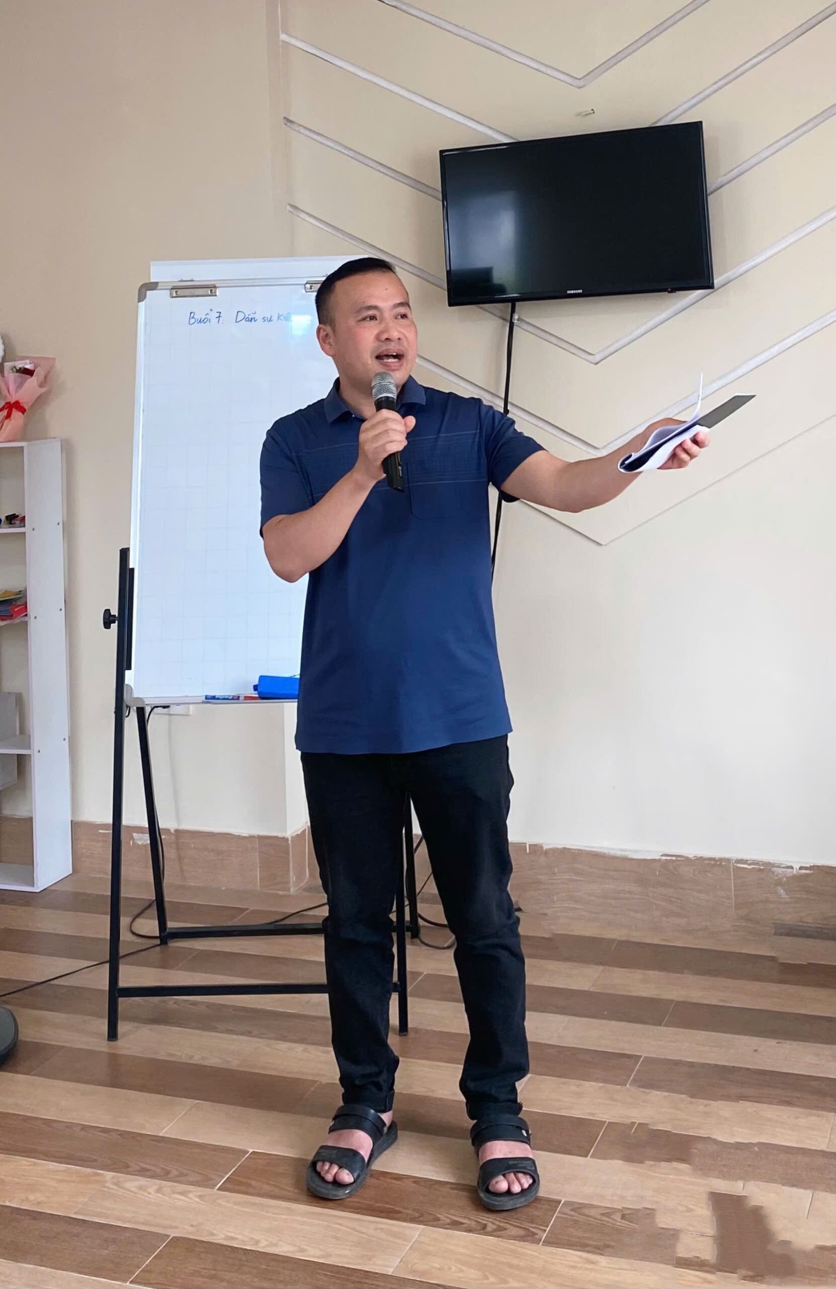 Học viên thực hành thuyết trình trong lớp học (ảnh minh họa)