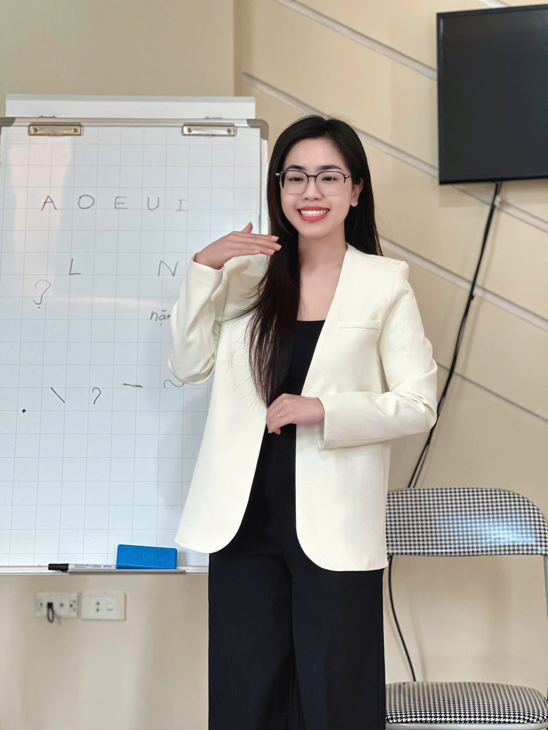 Giảng viên Hồng Quyên hướng dẫn cách luyện hơi thở