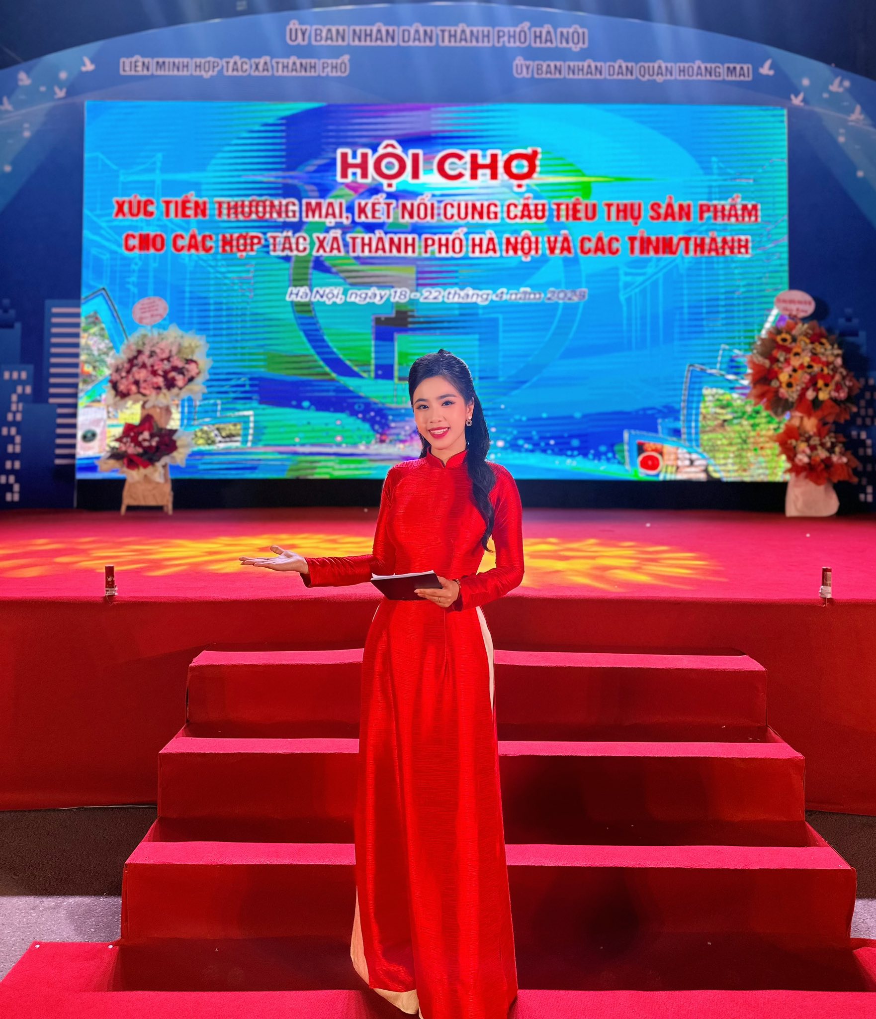 MC Hồng Quyên dẫn sự kiện
