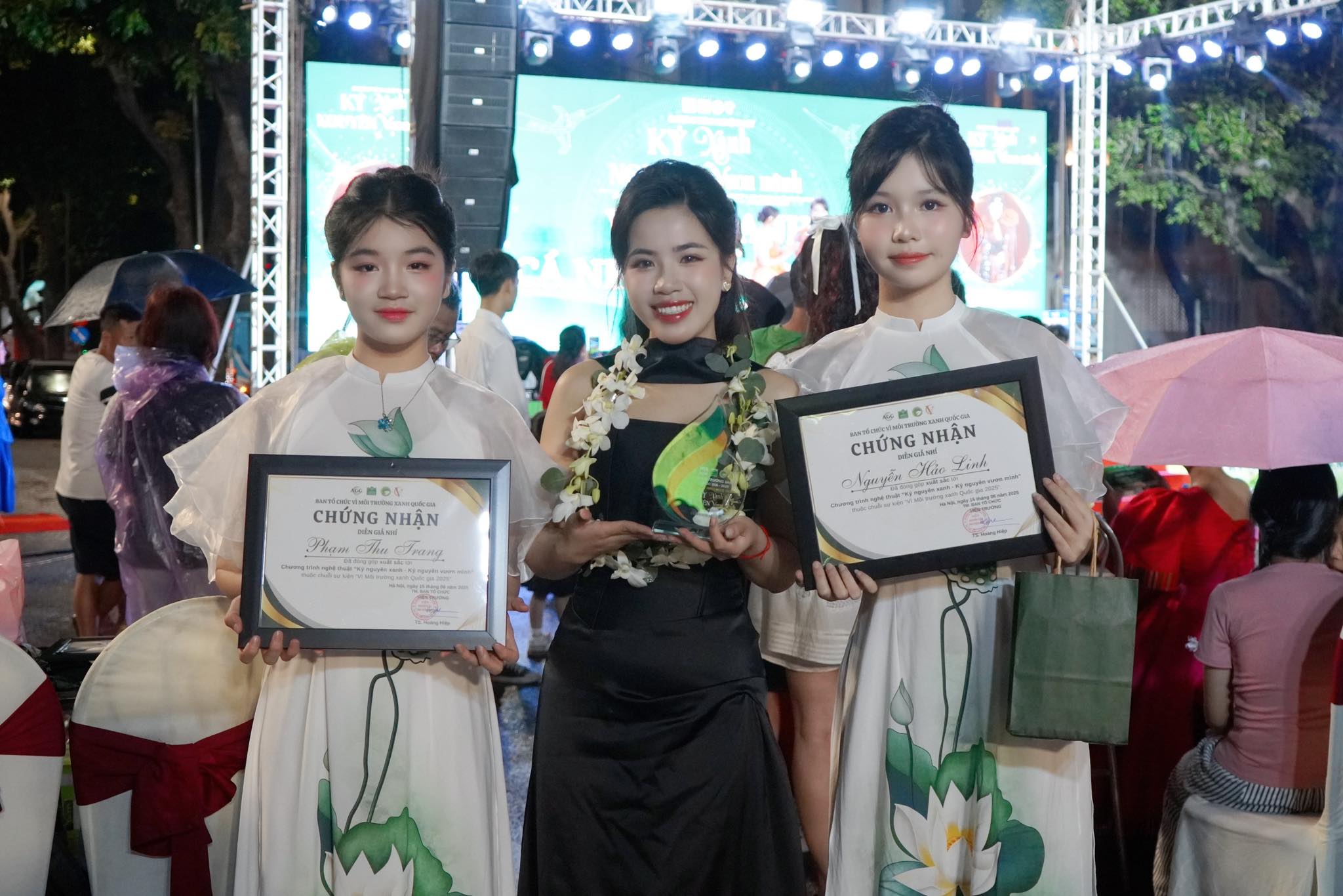 Giảng viên/MC Hồng Quyên cùng 2 học viên trong sự kiện