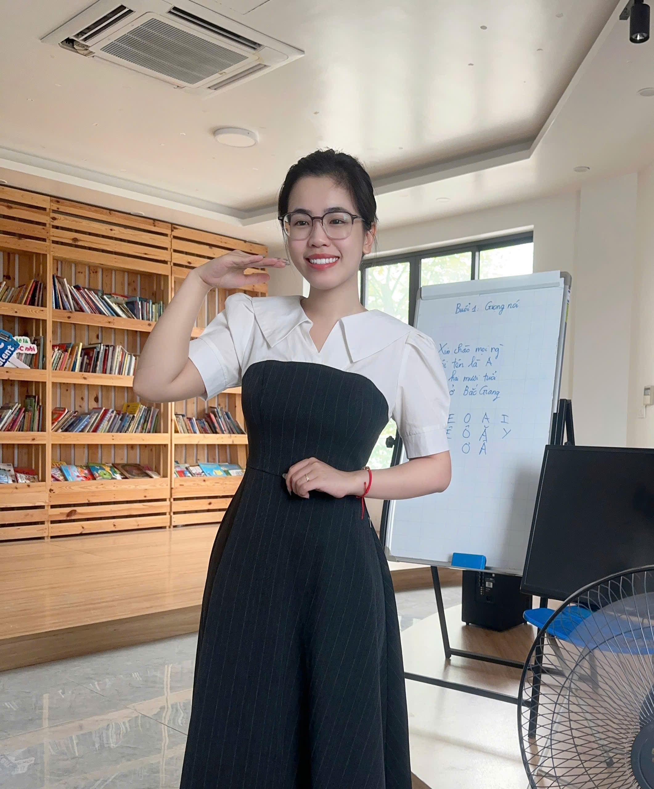 Giảng viên Hồng Quyên đứng lớp học kỹ năng thuyết trình