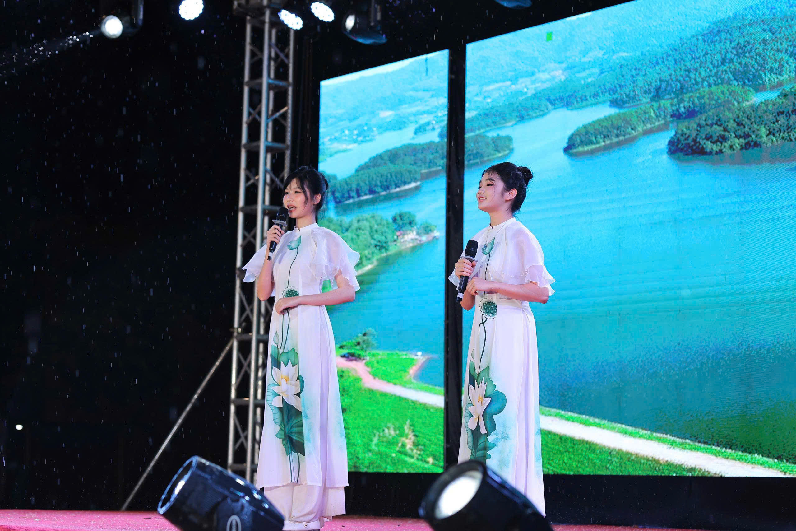 Học viên tại trung tâm tham gia diễn thuyết tại chương trình, góp giọng nói truyền cảm