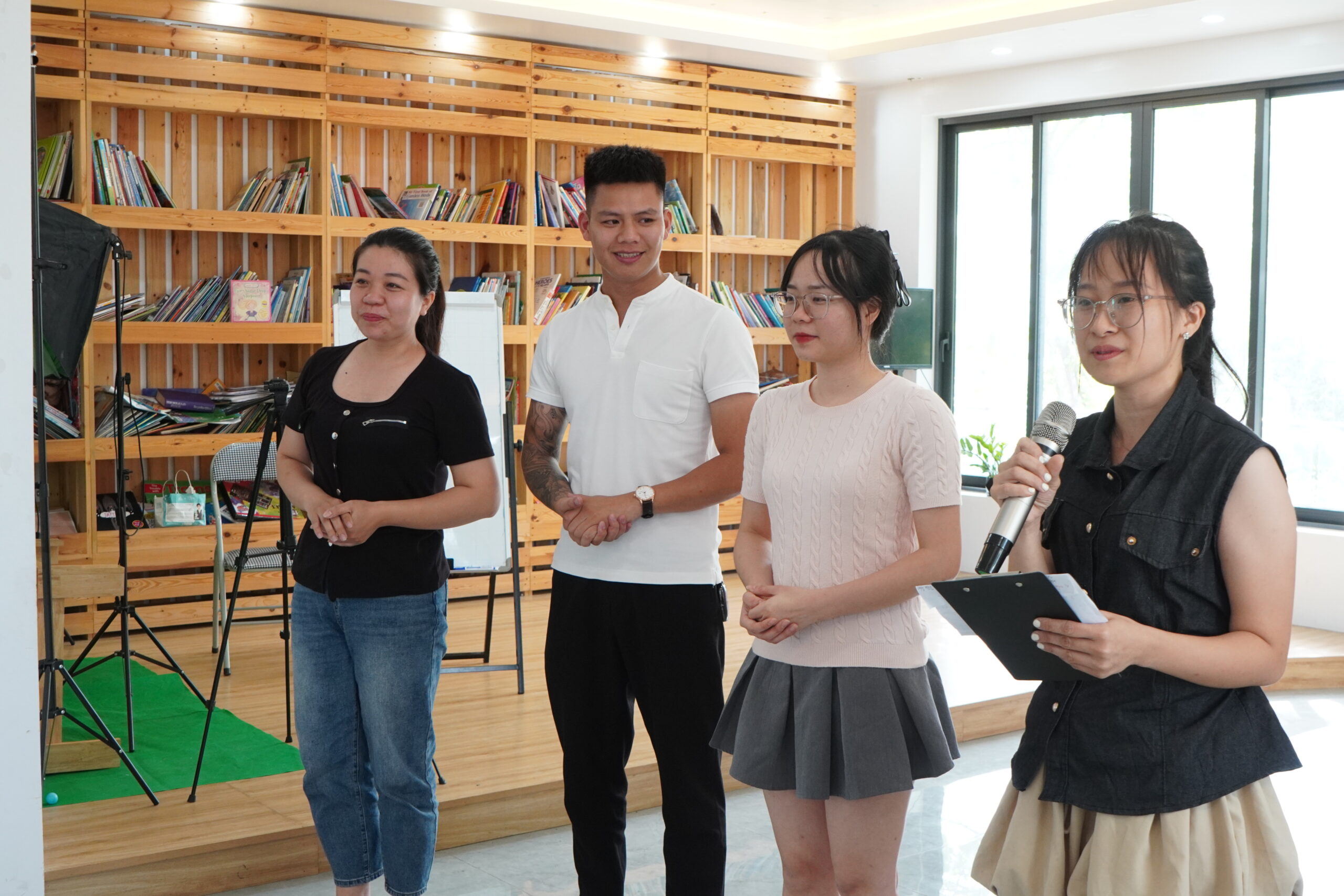 Học viên thực hành phỏng vấn trong khóa học MC
