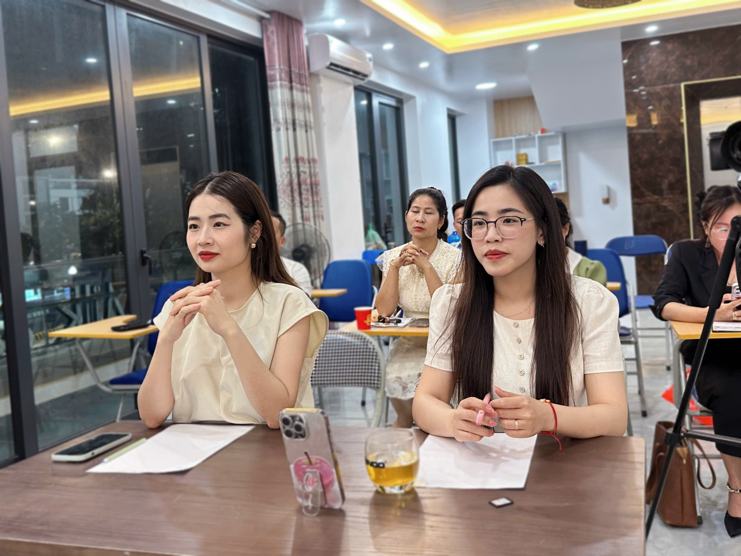 MC Phương Thảo và MC/giảng viên Hồng Quyên trong lễ tốt nghiệp Khóa học MC K21
