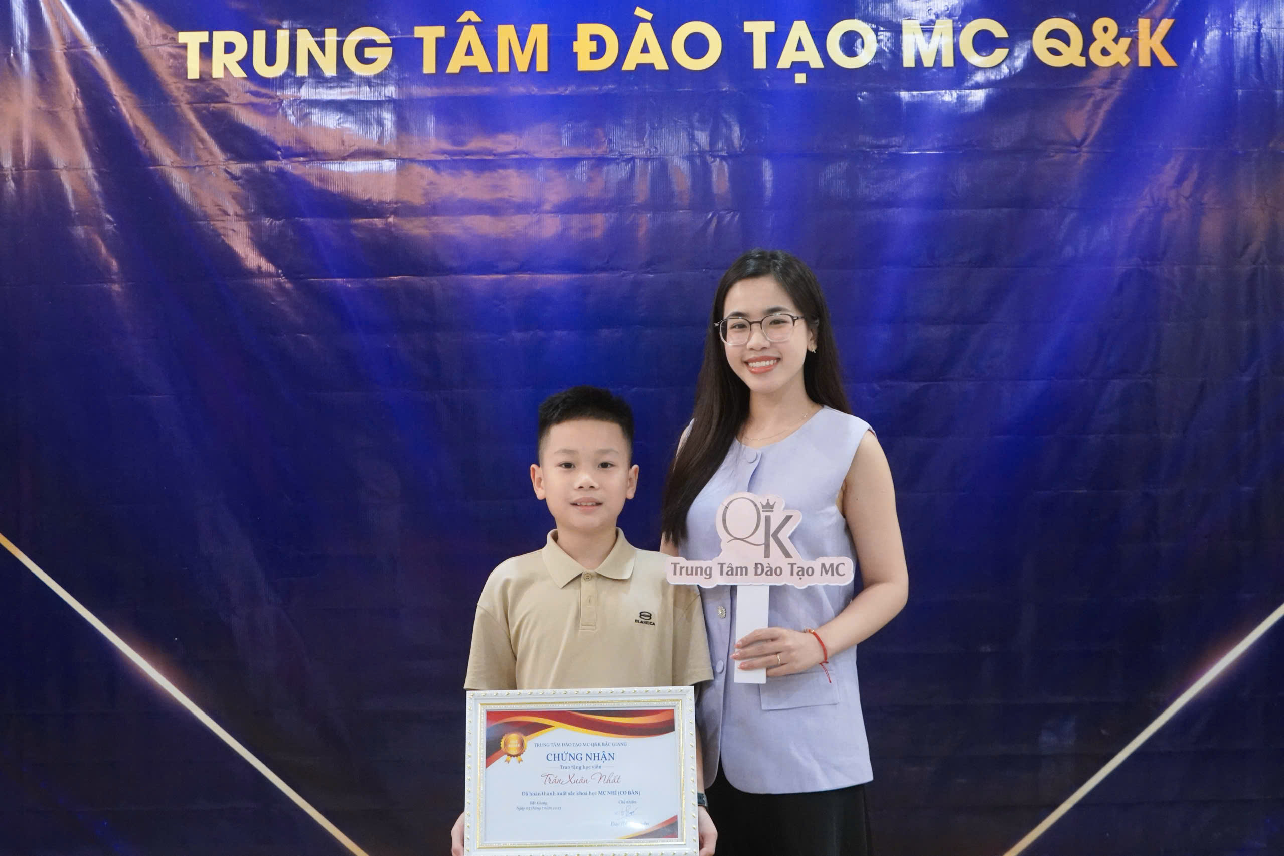 Giảng viên Hồng Quyên cùng học viên Nhí trong Buổi tốt nghiệp