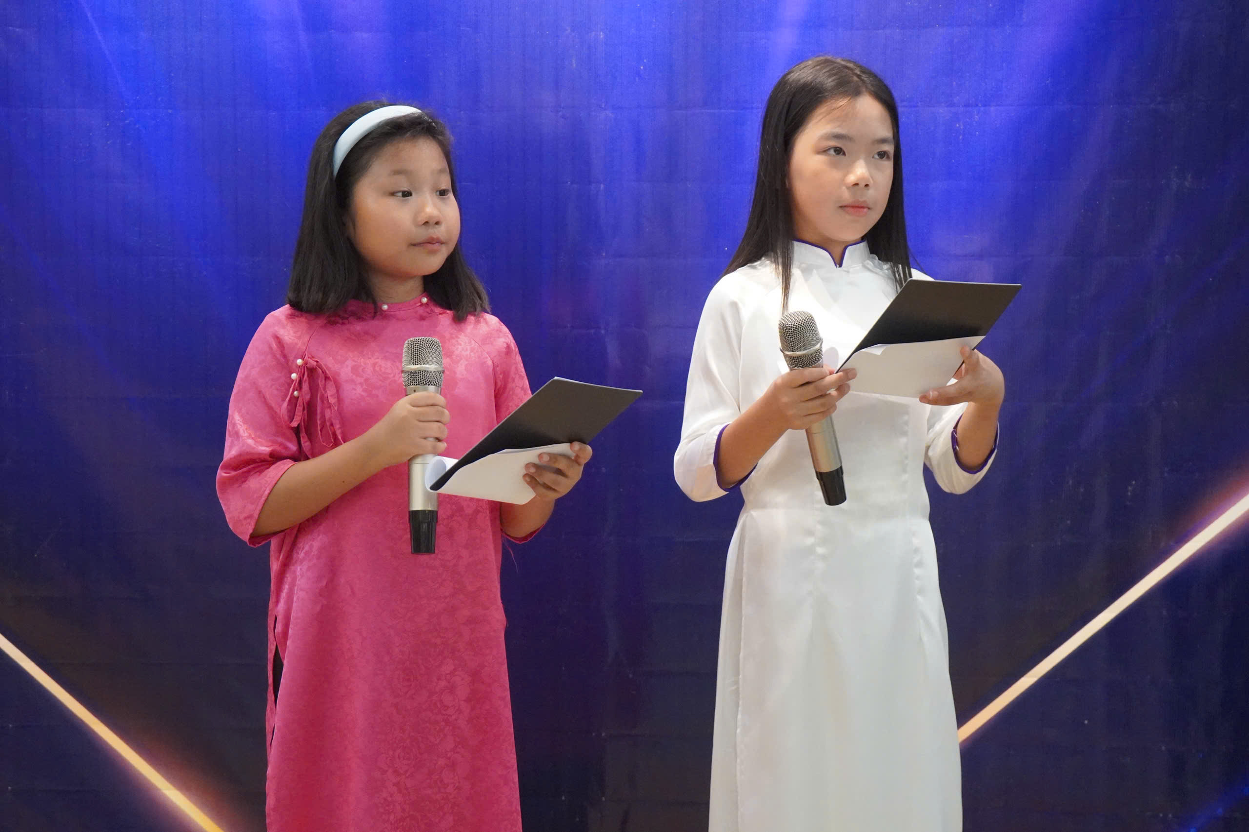 Học viên Nhí dẫn chương trình trong lễ tốt nghiệp