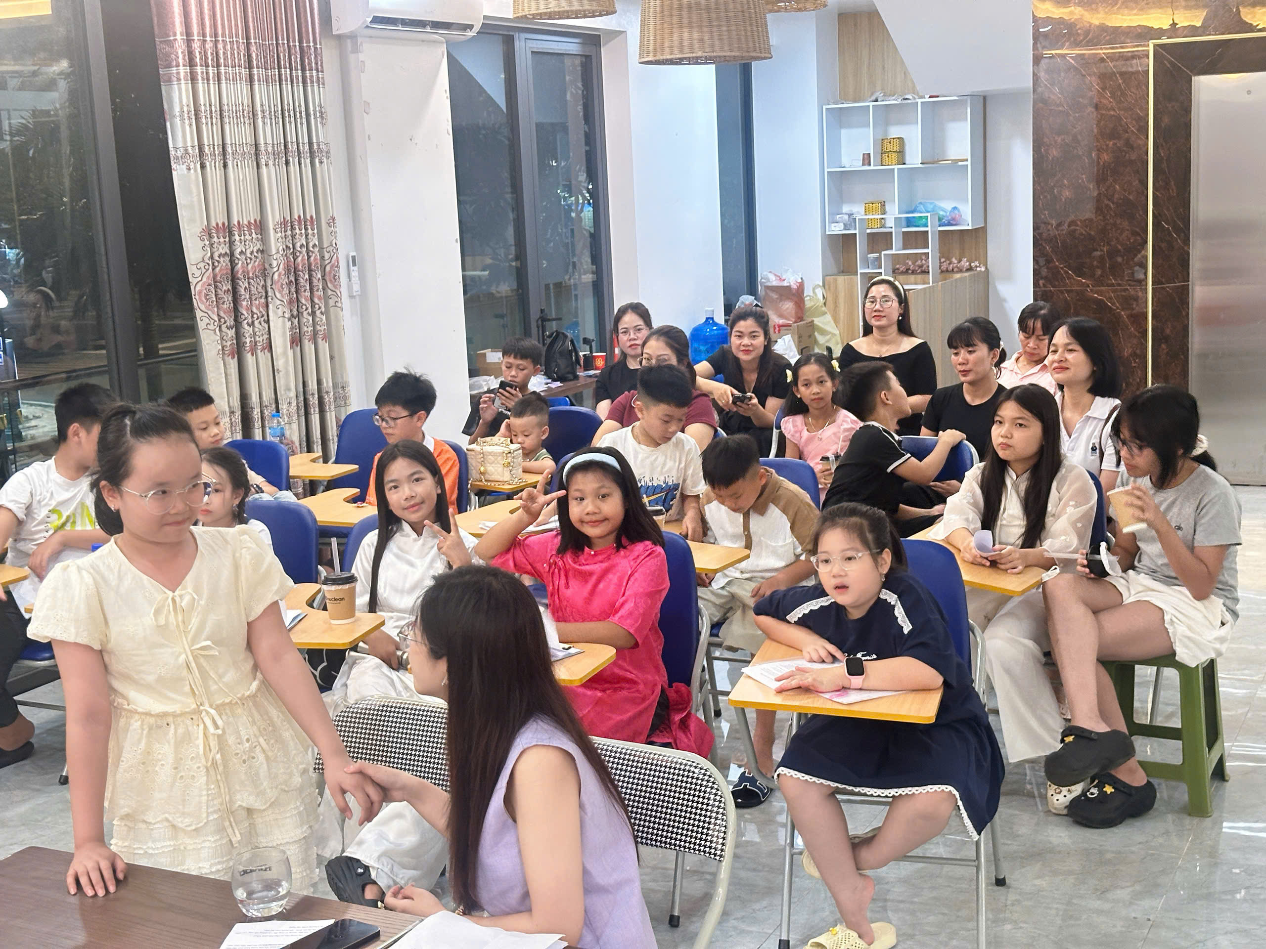 Phụ huynh đồng hành cùng các con trong buổi tốt nghiệp
