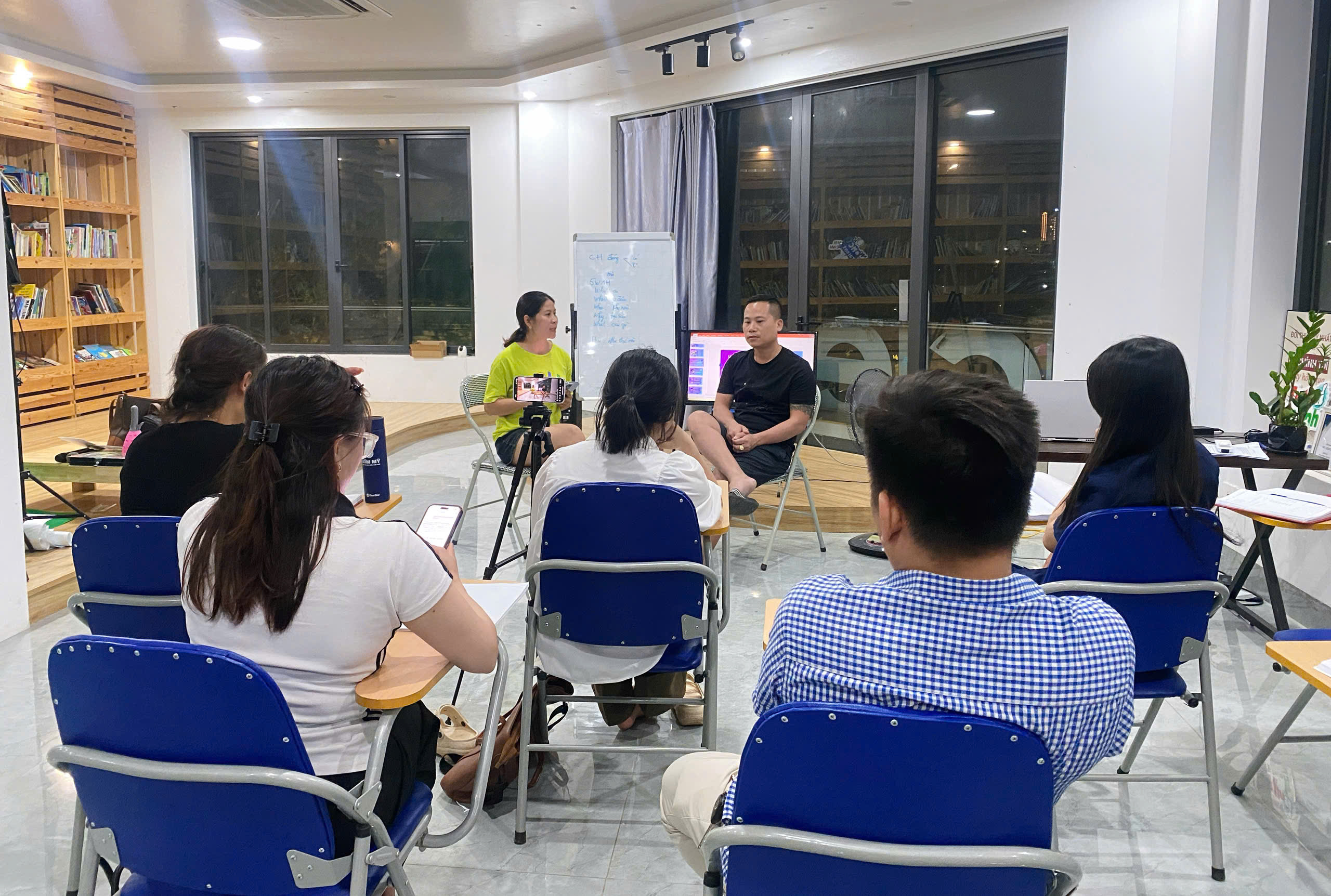 Học viên thực hành trong Khóa học MC
