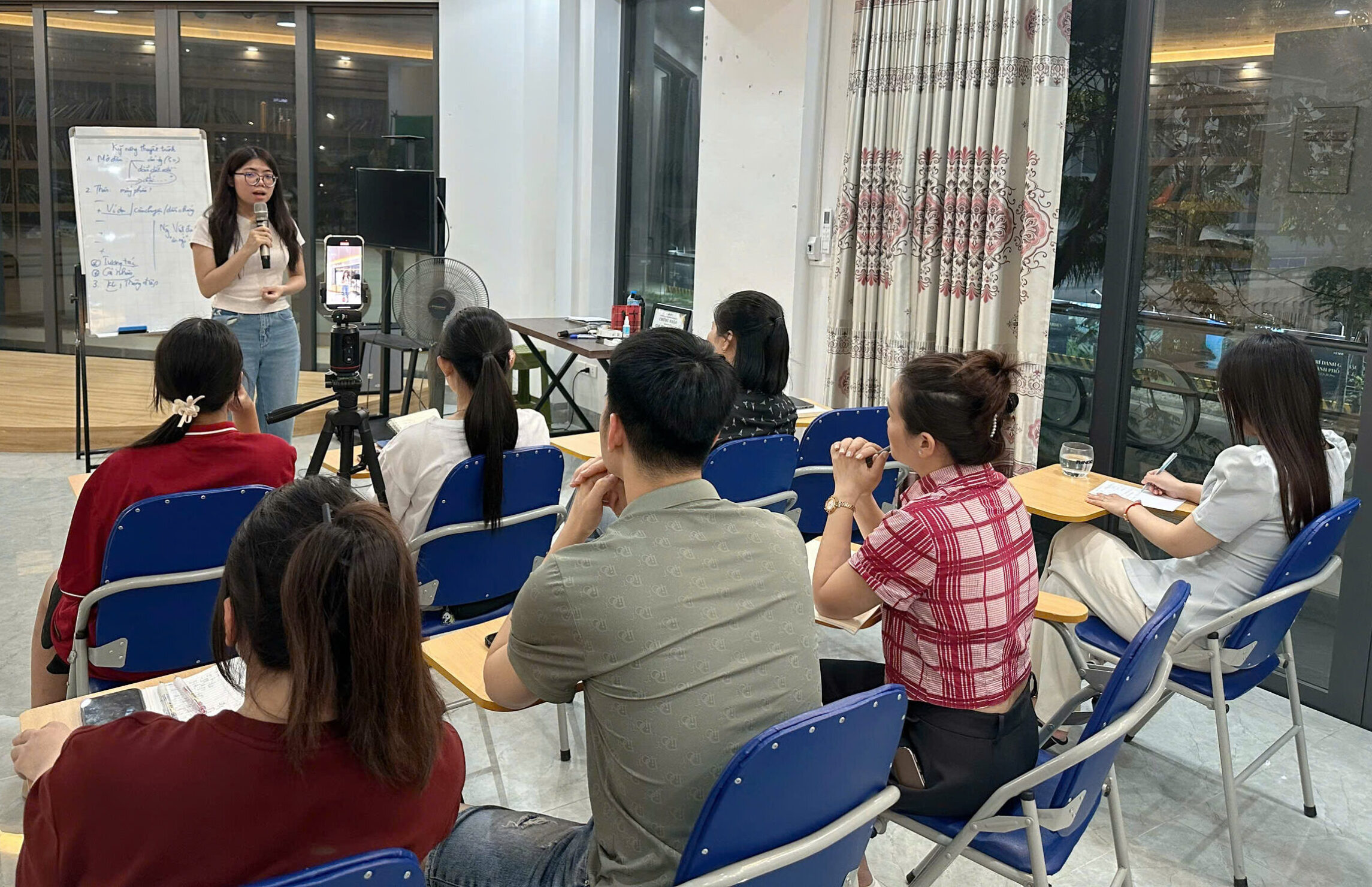 Lớp học MC - giao tiếp - thuyết trình tại Q&K