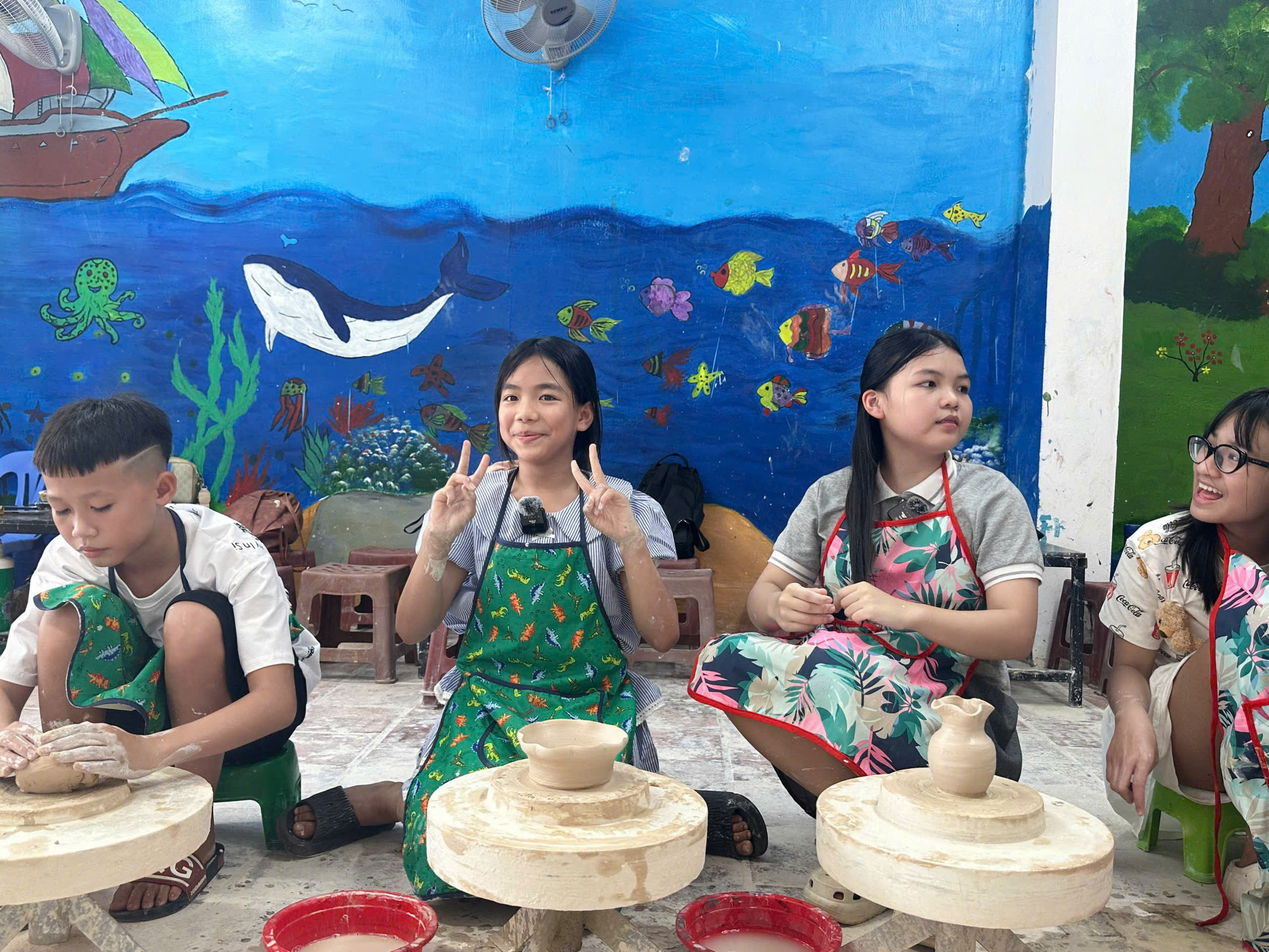 Trải nghiệm ghi hình tại Làng gốm Bát Tràng của Lớp MC nhí