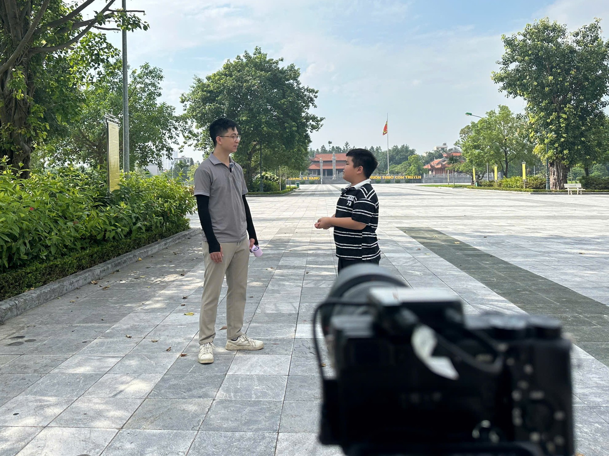 Học viên nhí tự tin ghi hình tại Thành cổ Xương Giang