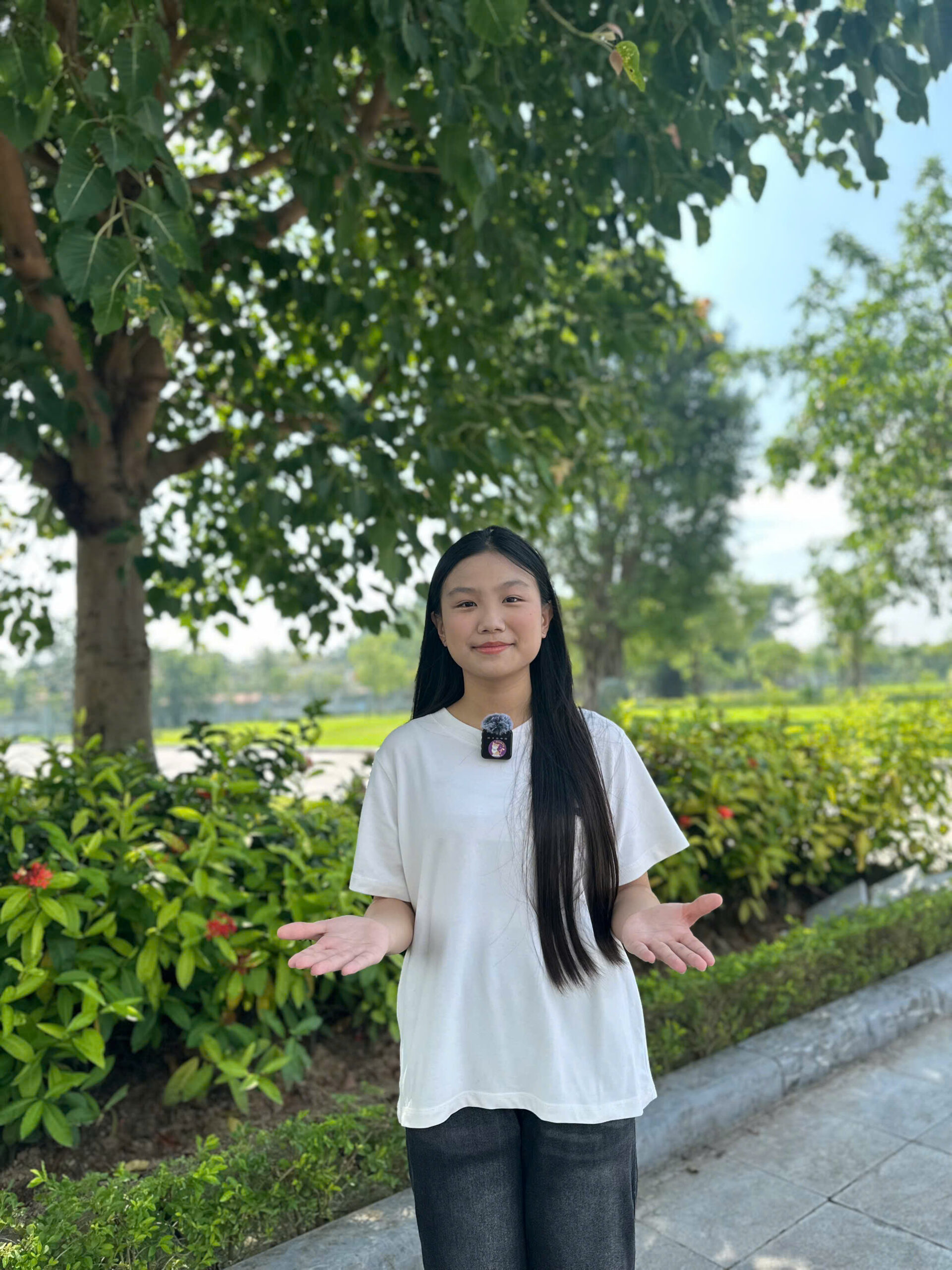 Học viên nhí ghi hình tại Thành cổ Xương Giang