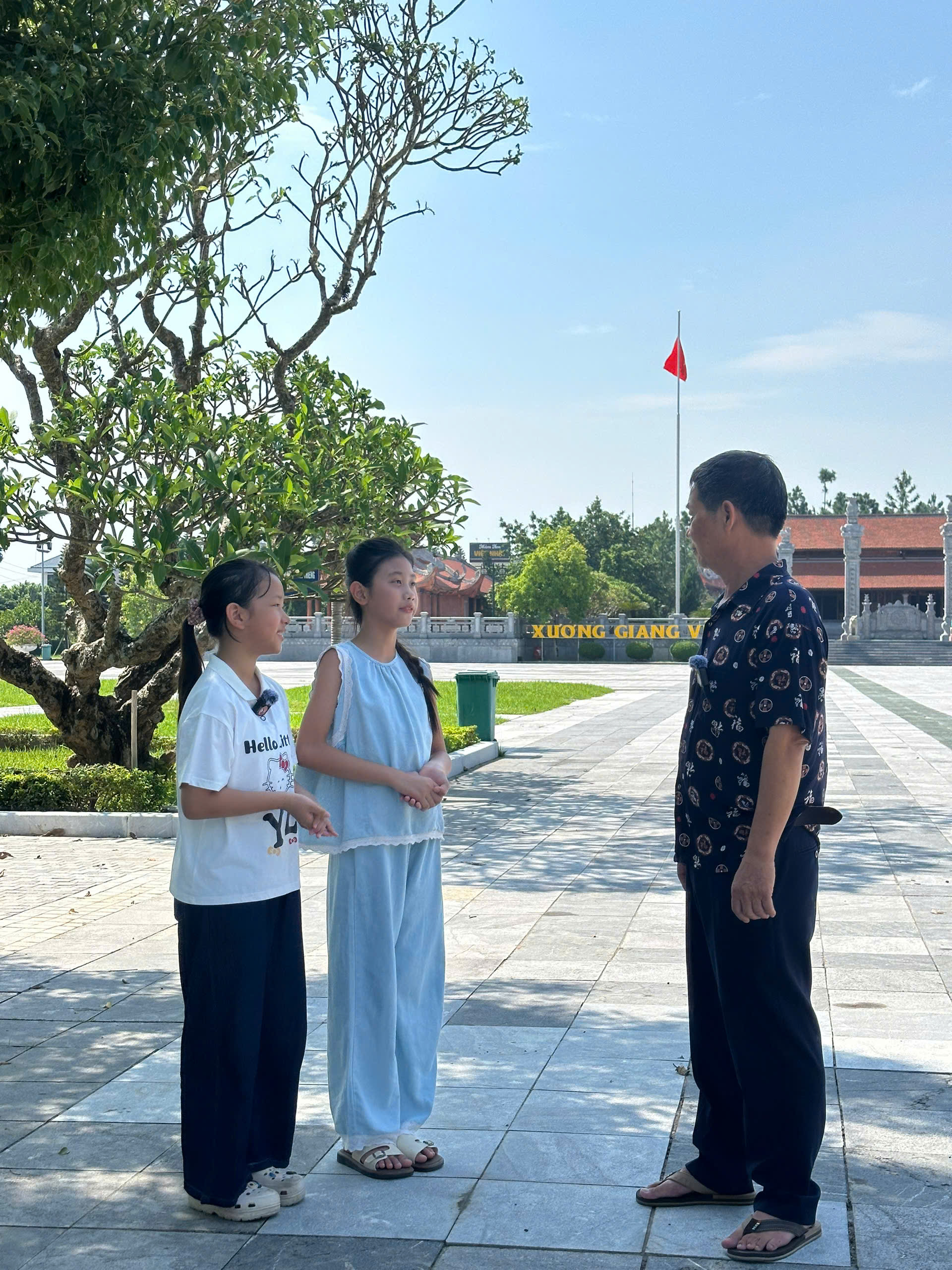 Học viên Nhí phỏng vấn khách tham quan tại Thành cổ Xương Giang