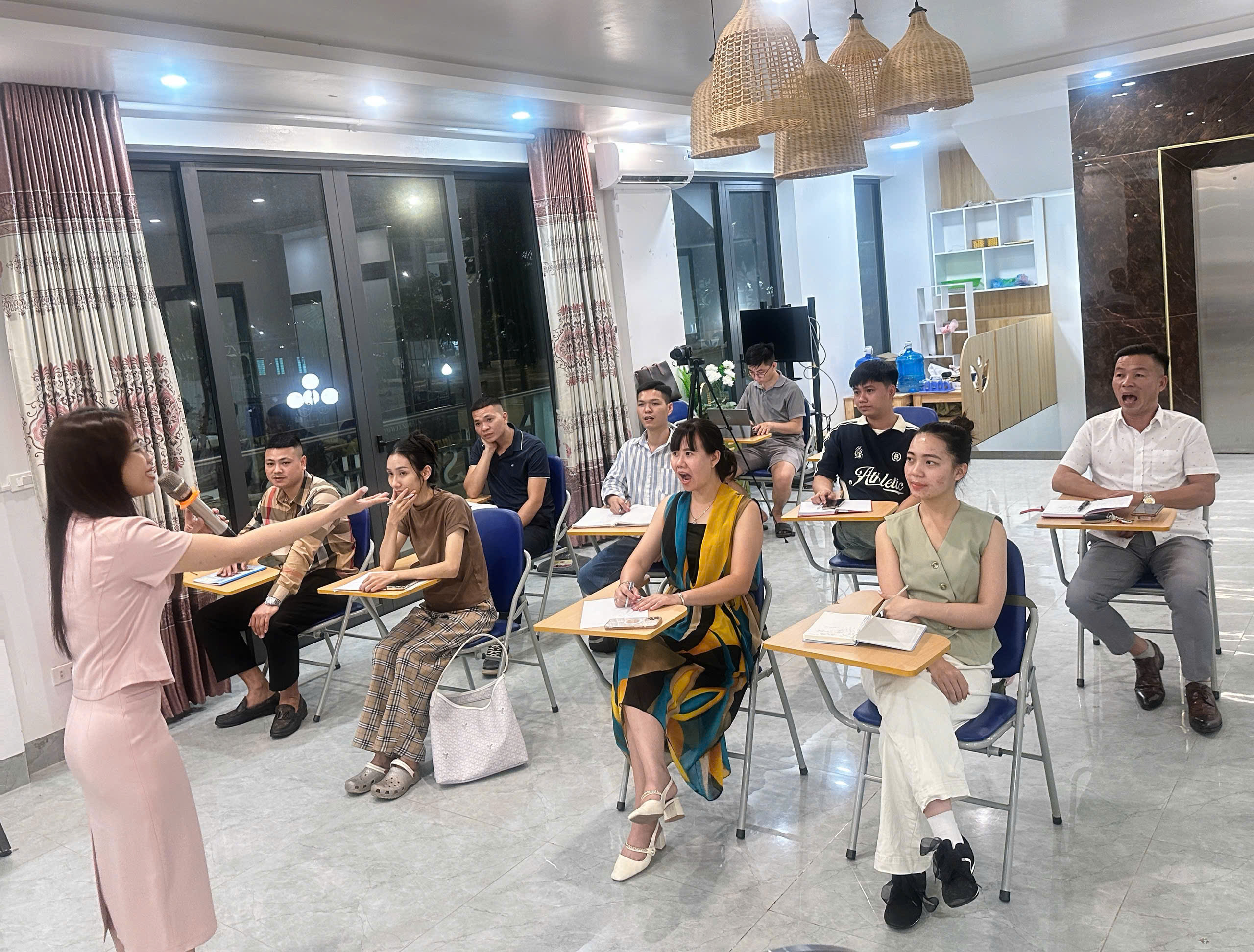 Khóa học MC - giao tiếp - thuyết trình tại Q&K