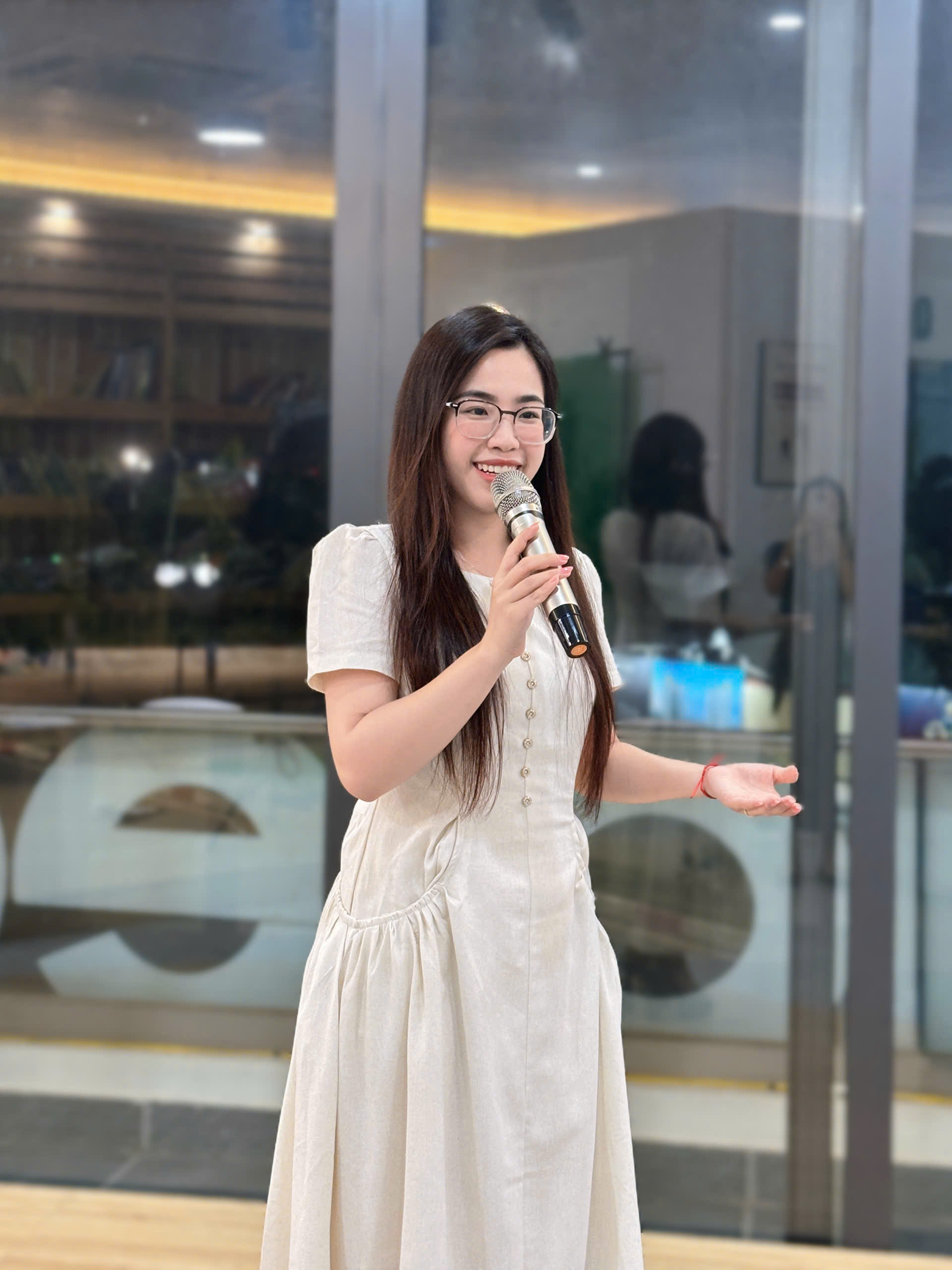 Giảng viên hướng dẫn nói cảm xúc trong lớp học